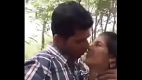 公園でセックスをしているかわいいインドの恋人