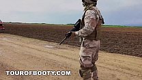 TOUR OF BOOTY - Des soldats américains du Moyen-Orient négocient des rapports sexuels en utilisant une chèvre comme moyen de paiement