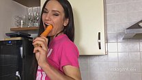 La star du porno russe Nataly Gold frotte son trou avec une carotte dans la cuisine