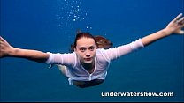 Julia nadando nua no mar