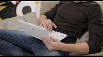 Симпатичная прожигательница жизни в любительском видео получает невероятные удовольствия для ее киски