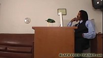 Сядь в углу и смотри, как я катаюсь на его большом члене