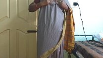 desi indiano tamil telugu kannada malayalam hindi com tesão traindo esposa vanitha vestindo cor cinza saree mostrando peitos grandes e buceta raspada aperte peitos duros aperte beliscão esfregando buceta masturbação