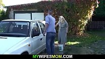 Son-in-law sbatte la sua vecchia figa all'aperto