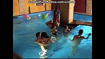 Orgía de estudiantes en la piscina