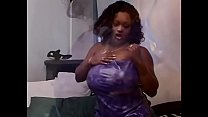 Le passe-temps de Kim Eternity, une femme noire sexy, suce dur