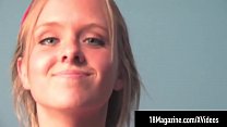 Peituda loira inocente adolescente Brittany tira provoca na webcam!