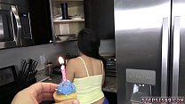 Любительская юная пара в постели Devirginized на мой день рождения