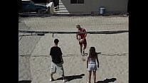 Amateur-Volleyballer haben Spaß nach dem Spiel mit den fiesen Schülern Kalani und Velvet Rose unter der Sonne