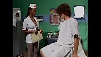 Infirmière MILF chaude traite un sexe avec un patient excité dans une salle d'urgence
