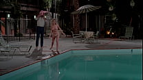 Beverly D'Angelo nackt am Swimmingpool in 'National Lampoon's Vacation' (1983)