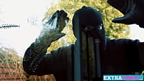 18-летнюю Зои Кларк накормили спермой после того, как скачали на большом хуе головорезов в масках