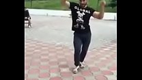 O cara árabe do Daguestão russo está dançando uma incrível dança árabe na rua