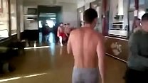 Soldado russo bem humorado está dançando