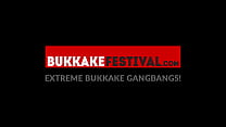 Chicas tetonas y tíos colgados tienen una fiesta bukkake interracial