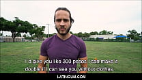 Atleta espanhol amador heterossexual com cabelo comprido faz sexo com cineasta gay por dinheiro fora do ponto de vista