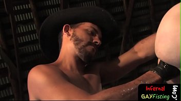 Puños de vaquero gay humeantes lubricados por el culo