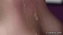 Пряная кукла получает камшот на лицо, поедая весь сок