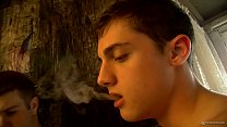Le jeune gay Chris Porter en levrette après avoir fumé et BJ