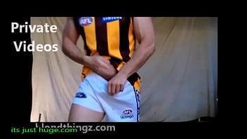 Footy Player Pantaloncini di nylon senza camicia Flexing Aussie Shirtless Zak Rogerz Video