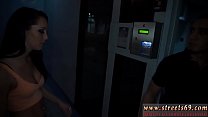 Public Bondage Demütigung Wer würde das jemals für einen Geldautomaten halten