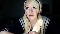 adorável garota pálida gosta de praticar engolir pênis
