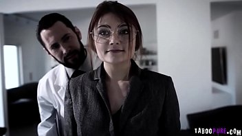Ботанистая девочка-подросток Адрия Рэй хочет изменить свой имидж, поэтому она пошла к пластическому хирургу и получила бесплатный секс и бонусную пластическую операцию.