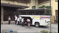 Une prof japonaise veut une baise dans le bus du université