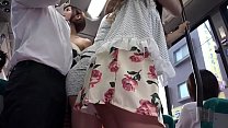 Chicas asiáticas follan en el autobús