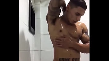 татуированные горячо в ванне