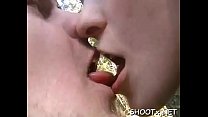 Парень проверяет ее горло и печенье в горячем домашнем видео