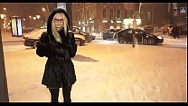 Это так очевидно, что наша горячая дама так хочет разглядеть