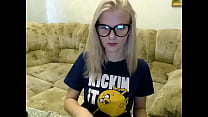 AvidCams.com/Miss Julia Mignonne adolescente lettone ne jouant pas Fortnite