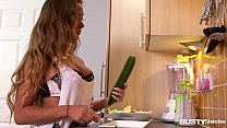 Сисястая соблазнение на кухне заставляет Аманду Рендалл наполнять свой розовый цвет овощами