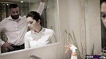 A sexy empregada doméstica europeia Valentina Nappi só quer fazer seu trabalho, mas seu patrão pervertido quer seus serviços extras, então ele transa com ela dentro do banheiro.