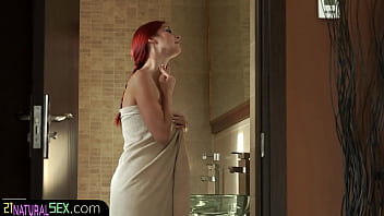 Красивые рыжие оргазмы в ванной