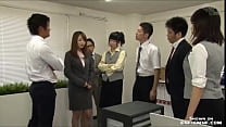オフィスで屈辱を与えられた日本人女性