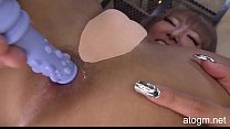Без цензуры! Нет мозаики! Японская девушка получает фаллоимитатор в ее очко! Очень жарко! (# 1, часть 2) (atogm.net)