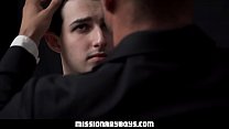 mormonboyz sacerdote cachondo observa como un religioso se masturba la polla en confesion