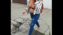 Kolumbianischer barfüßigputa, der öffentlich Tits in der Straße zeigt