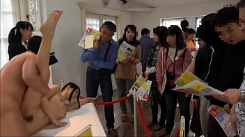 Follando a los japoneses en la exposición de arte