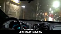 若いラテンタクシー運転手は生のコックと吸う