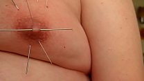 Playng con spiedini lunghi e aghi per agopuntura im my tits 3