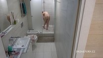 Adela sotto la doccia
