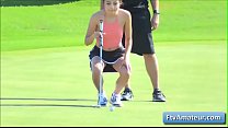 Petite morena garota amadora Adria fica nua no campo de golfe