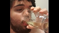 Sub Fag Boy trinkt seine eigene Pisse für seinen Meister
