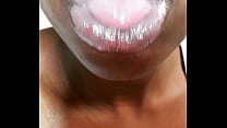 Grandes lèvres noires juteuses froncées
