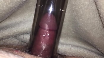 Homem gordo usa bomba de pênis no pau pequeno