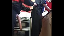 Бисексуальный парень снимает себя, когда его задница привязана большим дилдо подружкой в маске на кухне