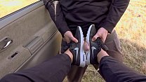 Грязная глубокая глотка на открытом воздухе в Nike airmax и кроссовках с Кейт Труу